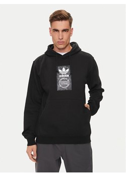 adidas Bluza Camo Label IZ2513 Czarny Regular Fit ze sklepu MODIVO w kategorii Bluzy męskie - zdjęcie 182686888