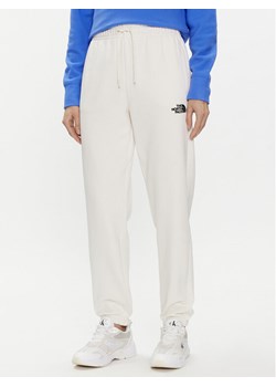 The North Face Spodnie dresowe Essential NF0A7ZJF Écru Relaxed Fit ze sklepu MODIVO w kategorii Spodnie damskie - zdjęcie 182686889