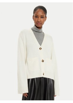 Gina Tricot Kardigan 23731 Écru Relaxed Fit ze sklepu MODIVO w kategorii Swetry damskie - zdjęcie 182687069