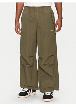 adidas Spodnie dresowe Parachute JD5416 Zielony Loose Fit ze sklepu MODIVO w kategorii Spodnie męskie - zdjęcie 182687458