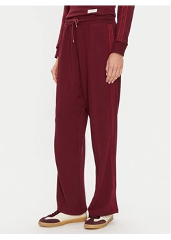 Tommy Hilfiger Spodnie dresowe UW0UW04771 Bordowy Relaxed Fit ze sklepu MODIVO w kategorii Spodnie damskie - zdjęcie 182687666