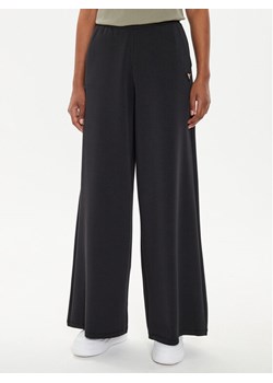 Guess Spodnie dresowe V4YB07 KCAY2 Czarny Relaxed Fit ze sklepu MODIVO w kategorii Spodnie damskie - zdjęcie 182687676
