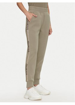 Guess Spodnie dresowe Studs Logo W4YB40 KBYE2 Zielony Regular Fit ze sklepu MODIVO w kategorii Spodnie damskie - zdjęcie 182687787
