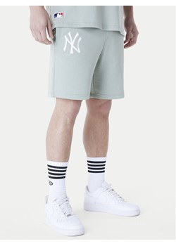 New Era Szorty sportowe New York Yankees MLB League Essentials 60596184 Zielony Regular Fit ze sklepu MODIVO w kategorii Spodenki męskie - zdjęcie 182687817