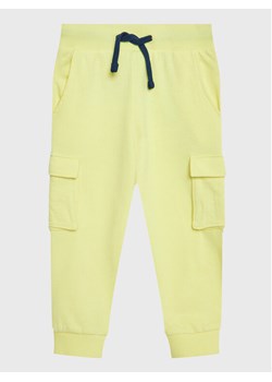 Guess Spodnie dresowe N3GQ11 KA6R0 Żółty Relaxed Fit ze sklepu MODIVO w kategorii Spodnie dziewczęce - zdjęcie 182689346