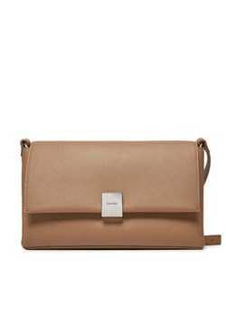 Calvin Klein Torebka Ck Plaque Medium Shoulder Bag K60K612783 Brązowy ze sklepu MODIVO w kategorii Torebki damskie - zdjęcie 182689418