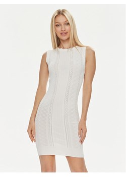 Guess Sukienka dzianinowa Es Sl Adaline W4GK11 Z2U00 Écru Slim Fit ze sklepu MODIVO w kategorii Sukienki - zdjęcie 182689496