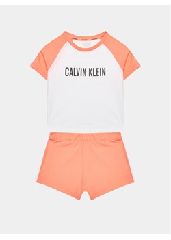 Calvin Klein Underwear Piżama G80G800618 Koralowy Regular Fit ze sklepu MODIVO w kategorii Piżamy dziecięce - zdjęcie 182689698