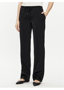 Calvin Klein Spodnie materiałowe K20K206662 Czarny Regular Fit ze sklepu MODIVO w kategorii Spodnie damskie - zdjęcie 182690279