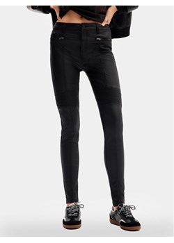 Desigual Spodnie z imitacji skóry Oslo 24SWPW26 Czarny Slim Fit ze sklepu MODIVO w kategorii Spodnie damskie - zdjęcie 182690766