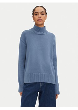 Calvin Klein Golf K20K207437 Niebieski Regular Fit ze sklepu MODIVO w kategorii Swetry damskie - zdjęcie 182690888