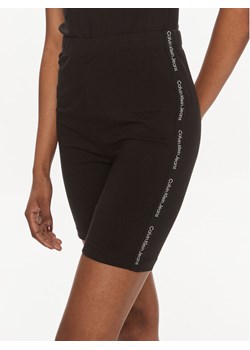 Calvin Klein Jeans Kolarki Logo J20J223137 Czarny Slim Fit ze sklepu MODIVO w kategorii Szorty - zdjęcie 182691317