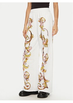 Versace Jeans Couture Spodnie dresowe 78HAA3P0 Biały Relaxed Fit ze sklepu MODIVO w kategorii Spodnie damskie - zdjęcie 182691576