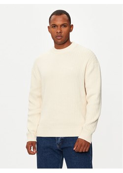 Calvin Klein Jeans Sweter J30J326193 Écru Regular Fit ze sklepu MODIVO w kategorii Swetry męskie - zdjęcie 182691599