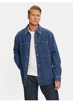 Calvin Klein Jeans Koszula jeansowa J30J326836 Niebieski Regular Fit ze sklepu MODIVO w kategorii Koszule męskie - zdjęcie 182692227