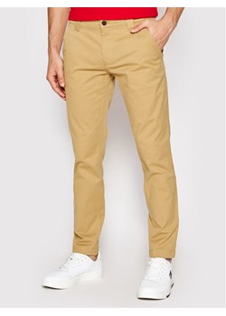 Tommy Jeans Chinosy Scanton DM0DM09595 Brązowy Slim Fit ze sklepu MODIVO w kategorii Spodnie męskie - zdjęcie 182692349