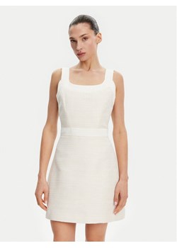 Guess Sukienka codzienna W5GK77 WH610 Écru Slim Fit ze sklepu MODIVO w kategorii Sukienki - zdjęcie 182692675