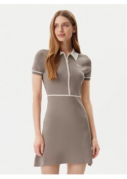 Guess Sukienka dzianinowa V5GK00 Z3D60 Brązowy Regular Fit ze sklepu MODIVO w kategorii Sukienki - zdjęcie 182693376