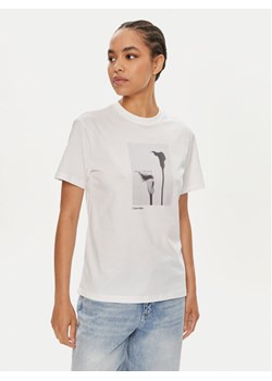 Calvin Klein T-Shirt B&W Flower K20K207579 Biały Regular Fit ze sklepu MODIVO w kategorii Bluzki damskie - zdjęcie 182694117
