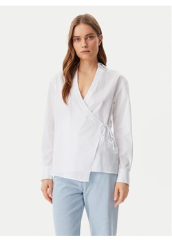 Calvin Klein Koszula K20K208226 Biały Regular Fit ze sklepu MODIVO w kategorii Koszule damskie - zdjęcie 182694425