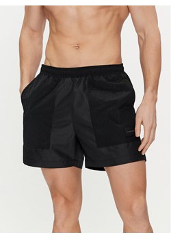 Calvin Klein Swimwear Szorty kąpielowe KM0KM00951 Czarny Regular Fit ze sklepu MODIVO w kategorii Kąpielówki - zdjęcie 182695088