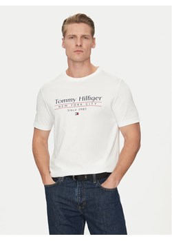 Tommy Hilfiger T-Shirt Center Stack MW0MW38621 Biały Regular Fit ze sklepu MODIVO w kategorii T-shirty męskie - zdjęcie 182695755