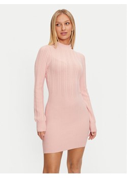 Guess Sukienka dzianinowa Livia W4BK08 Z2V42 Różowy Regular Fit ze sklepu MODIVO w kategorii Sukienki - zdjęcie 182695999