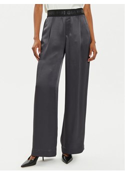 OUI Spodnie materiałowe 88773 1240807 Szary Relaxed Fit ze sklepu MODIVO w kategorii Spodnie damskie - zdjęcie 182696067