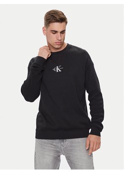 Calvin Klein Jeans Sweter Monologo J30J325671 Czarny Regular Fit ze sklepu MODIVO w kategorii Swetry męskie - zdjęcie 182696099