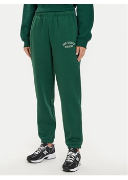 New Balance Spodnie dresowe WP43500 Zielony Relaxed Fit ze sklepu MODIVO w kategorii Spodnie damskie - zdjęcie 182697016