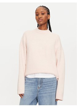 Calvin Klein Sweter J20J224636 Różowy Regular Fit ze sklepu MODIVO w kategorii Swetry damskie - zdjęcie 182697295