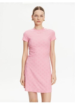 Guess Sukienka codzienna V5GK07 KCT02 Różowy Regular Fit ze sklepu MODIVO w kategorii Sukienki - zdjęcie 182697327