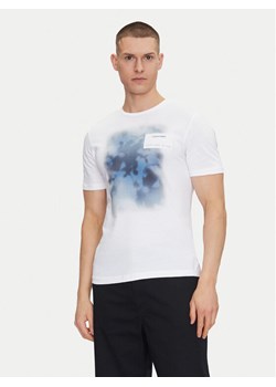 Calvin Klein T-Shirt Photo Print K10K114157 Biały Regular Fit ze sklepu MODIVO w kategorii T-shirty męskie - zdjęcie 182697419