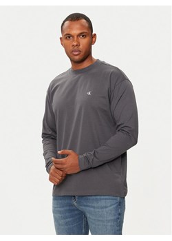 Calvin Klein Jeans Longsleeve J30J327317 Szary Regular Fit ze sklepu MODIVO w kategorii T-shirty męskie - zdjęcie 182697489