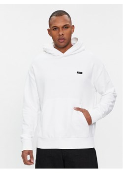 Calvin Klein Bluza K10K112748 Biały Comfort Fit ze sklepu MODIVO w kategorii Bluzy męskie - zdjęcie 182697697