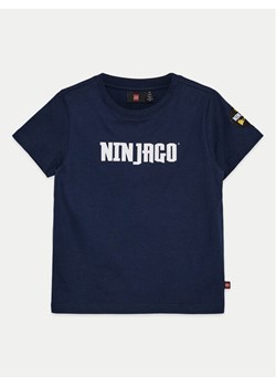 LEGO T-Shirt Ninjago 12011276 Granatowy Regular Fit - id: 0000304284540 - marki Lego - 182697939 LEGO T-Shirt Ninjago 12011276 Granatowy Regular Fit ze sklepu MODIVO w kategorii T-shirty chłopięce - zdjęcie 182697939