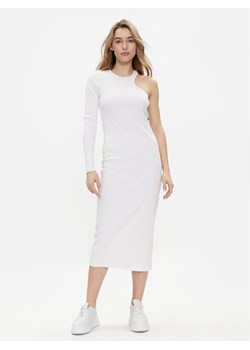 Replay Sukienka dzianinowa W9074.000.23587 Biały Slim Fit ze sklepu MODIVO w kategorii Sukienki - zdjęcie 182698178
