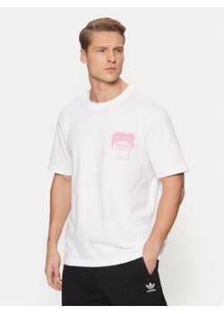 adidas T-Shirt Trefoil Series Fashion Elevated Tee JD0665 Biały Regular Fit ze sklepu MODIVO w kategorii T-shirty męskie - zdjęcie 182698357