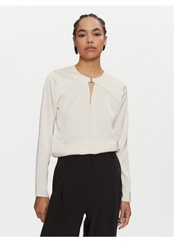 Calvin Klein Bluzka K20K207650 Écru Regular Fit ze sklepu MODIVO w kategorii Bluzki damskie - zdjęcie 182699158