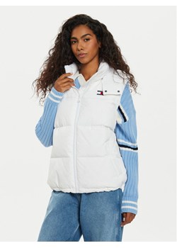 Tommy Jeans Bezrękawnik Alaska DW0DW18862 Biały Regular Fit ze sklepu MODIVO w kategorii Kamizelki damskie - zdjęcie 182699396