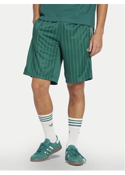 adidas Szorty sportowe adicolor JP1031 Zielony Regular Fit ze sklepu MODIVO w kategorii Spodenki męskie - zdjęcie 182699415