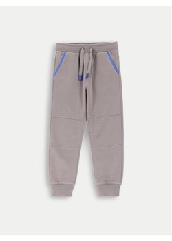 Coccodrillo Spodnie dresowe ZC4120201FBK Szary Regular Fit ze sklepu MODIVO w kategorii Spodnie chłopięce - zdjęcie 182699417