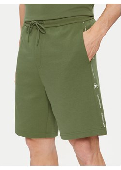 Calvin Klein Jeans Szorty sportowe Logo Repeat J30J325129 Zielony Regular Fit ze sklepu MODIVO w kategorii Spodenki męskie - zdjęcie 182699608
