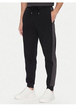 BOSS Spodnie dresowe Luke 50546839 Czarny Regular Fit ze sklepu MODIVO w kategorii Spodnie męskie - zdjęcie 182700749
