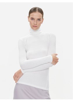 Calvin Klein Golf K20K206053 Biały Slim Fit ze sklepu MODIVO w kategorii Bluzki damskie - zdjęcie 182700818
