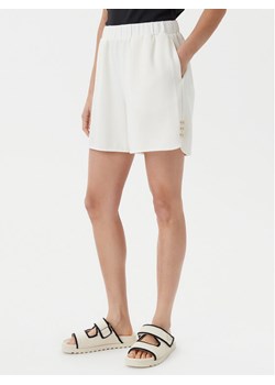 Liu Jo Szorty materiałowe TA5227 J4869 Écru Relaxed Fit ze sklepu MODIVO w kategorii Szorty - zdjęcie 182700835
