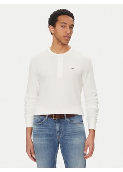 Tommy Jeans Longsleeve Henley DM0DM20379 Biały Regular Fit ze sklepu MODIVO w kategorii T-shirty męskie - zdjęcie 182700948