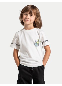 Coccodrillo T-Shirt ZC4143202WBK Biały Regular Fit ze sklepu MODIVO w kategorii T-shirty chłopięce - zdjęcie 182701095