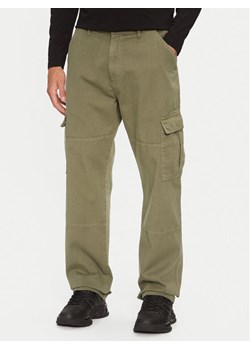 Guess Chinosy M4YB40 WGCV1 Khaki Regular Fit ze sklepu MODIVO w kategorii Spodnie męskie - zdjęcie 182701899