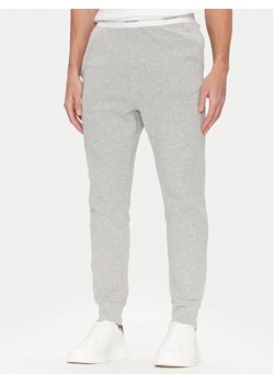 Calvin Klein Underwear Spodnie piżamowe 000NM2706E Szary Regular Fit ze sklepu MODIVO w kategorii Piżamy męskie - zdjęcie 182702436